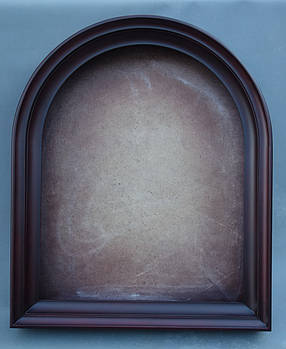 Кіот для арочної ікони, з внутрішньою дерев'яною рамою, що відкривається.