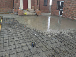 Подготовительные работы уже выполнены, грунт снят, щебень и отсев уплотнены, арматура связана, начался сам процесс заливки бетона.