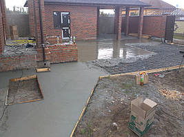 По периметру установлена ограждающая опалубка, также отдельно сделаны "выгородки" для будущих зелёных зон и клумб.