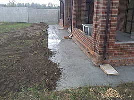 Под отмосткой были предварительно уложены трубы для ливнестока, также установлены ливнеприёмники.