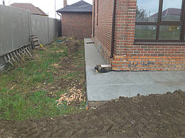 На заднюю часть дома бетон доставлялся вручную, вёдрами, ибо миксер не мог достать везде.