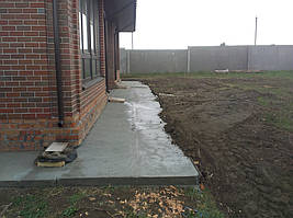 Цокольная часть фасада благоразумно ещё не подвергалась чистовой отделке, дабы не быть испорченной при проведении "грязных" бетонных работ.