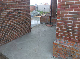 Бетон принимался за два раза, в два различных дня. Сначала задняя и боковые стороны дома, а также отмостка вокруг хозяйственного строения. А во второй раз - лицевая часть дома, в том числе площадка для автомобиля и заезд.