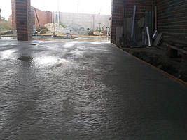 Обычно часов через 6-9 по бетону можно аккуратно передвигаться (летом и через 4-5).