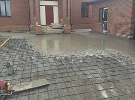 На передней части дома, там где будет перемещаться автотранспорт, армирование было связано с ячейкой 200*200 мм. Слой бетона - 110-120 мм.