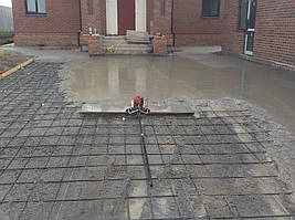 Поверхность разравнивалась плавающей виброрейкой, что позволяло качественно укладывать бетонную смесь.