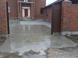 Общий итог. Стоит отметить, что в месте соединения нового бетона и старой дороги прокопана небольшая траншея, примерно 200 мм, для того, чтобы усилить сам въезд (своеобразный бордюр).