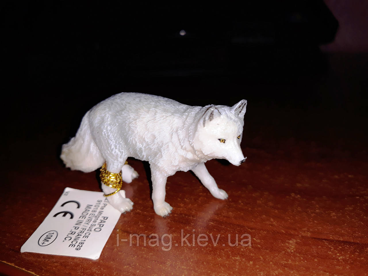 Песець, що крадеться