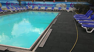 Гумове протиковзке покриття. Гумова плитка навколо басейнів.