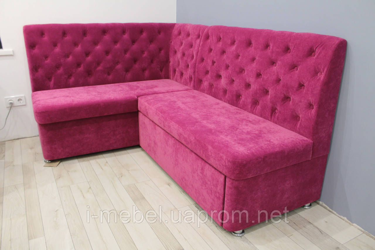 Рожевий диванчик зі спальним місцем на кухню