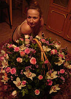 Кошик квітів доставляння Київ гарний квітковий кошик для коханої дівчини доставка купити