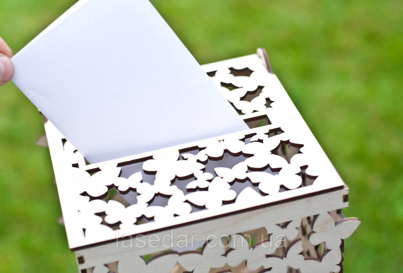 Свадебная коробка для денег на свадьбу с инициалами и бабочками. Сундук, казна из фанеры - фото 3 - id-p553774950