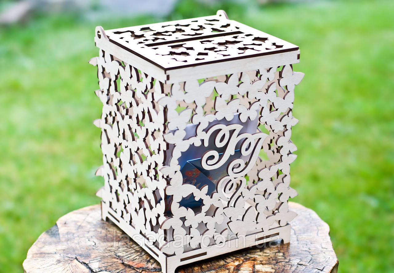 Свадебная коробка для денег на свадьбу с инициалами и бабочками. Сундук, казна из фанеры - фото 2 - id-p553774950