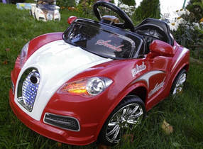 Дитячий кабріолет червоного кольору