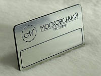 Пластиковый бейдж (золото, серебро) с окошком для наклейки, 65х30 мм (Крепление: Магнит; Цвет: Белый/черный;)