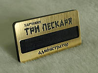 Пластиковый бейдж (золото, серебро) с окошком для вкладыша, 70х35 мм (Крепление: Магнит; Цвет: Белый/черный;)