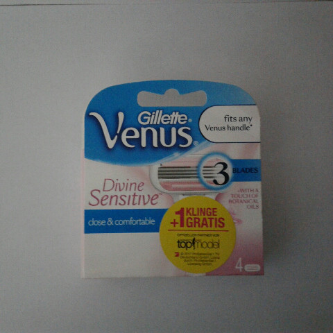 Касети для гоління жіночі Gillette Venus Divine Sensitive 4 шт. (Жилет Венус Дівайн Сенсетив)