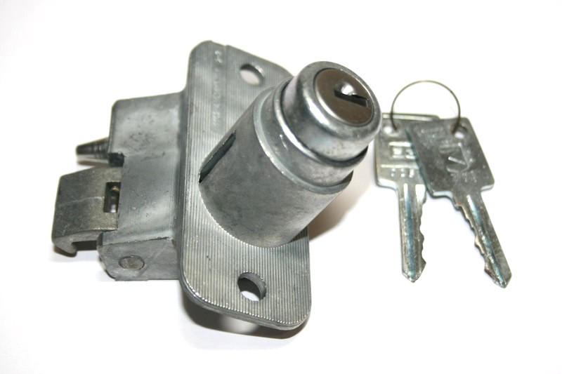 Замок багажника 1102 (2 ключі метал.) таврія заз