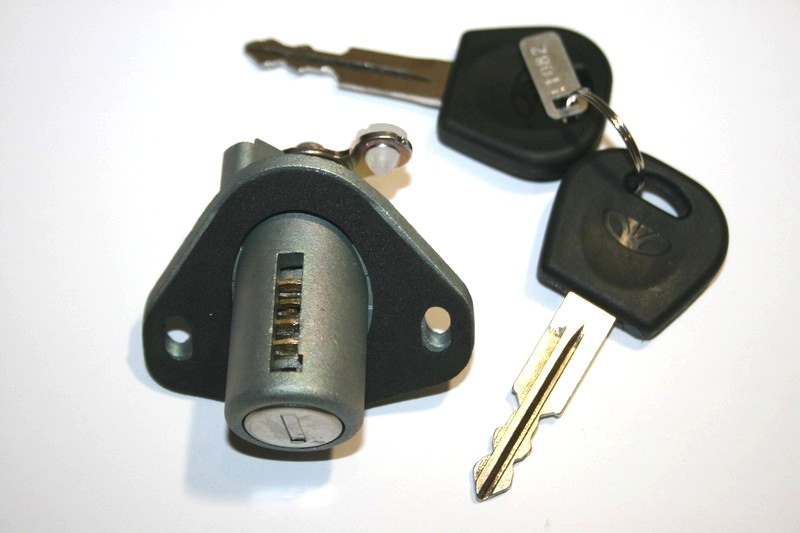 Замок багажника Ланос седан з ключем оріг., фото 1