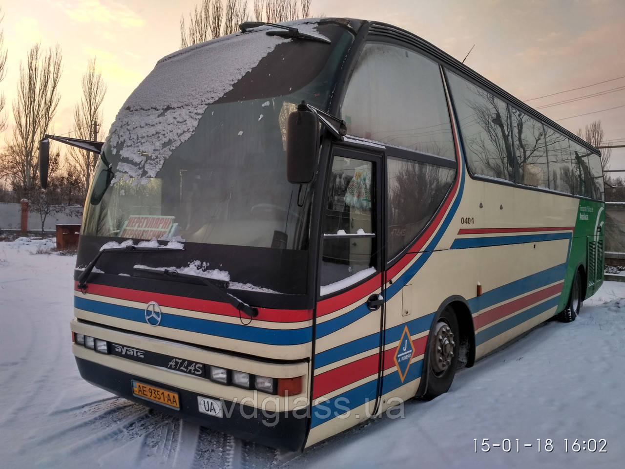Mercedes O 404 R 15 Ayats Atlas лобове скло з двох частин (верх + низ) на території фірми, фото 1