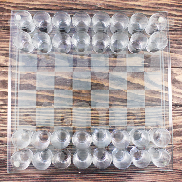 набор стеклянные шахматы с рюмками