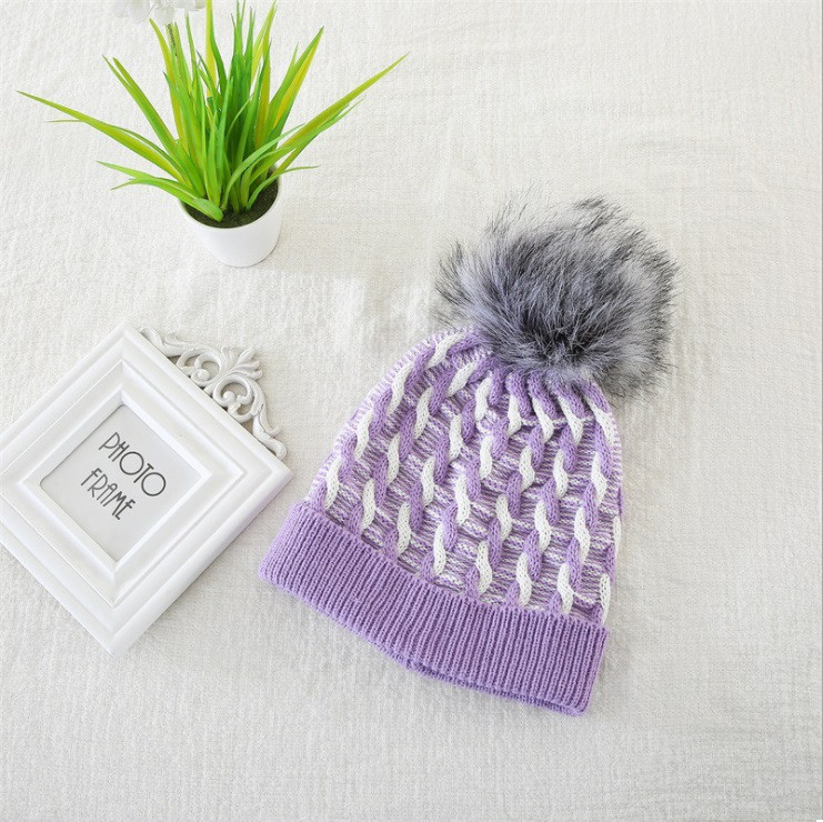 Шапка для дівчинки в'язана з помпоном