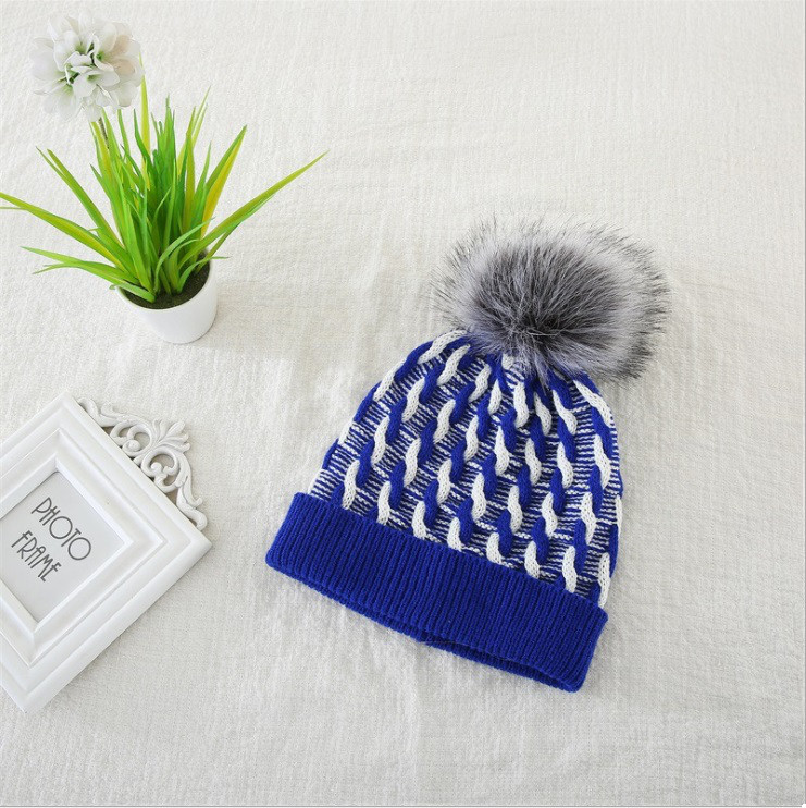 Шапочка з помпоном для дівчинки