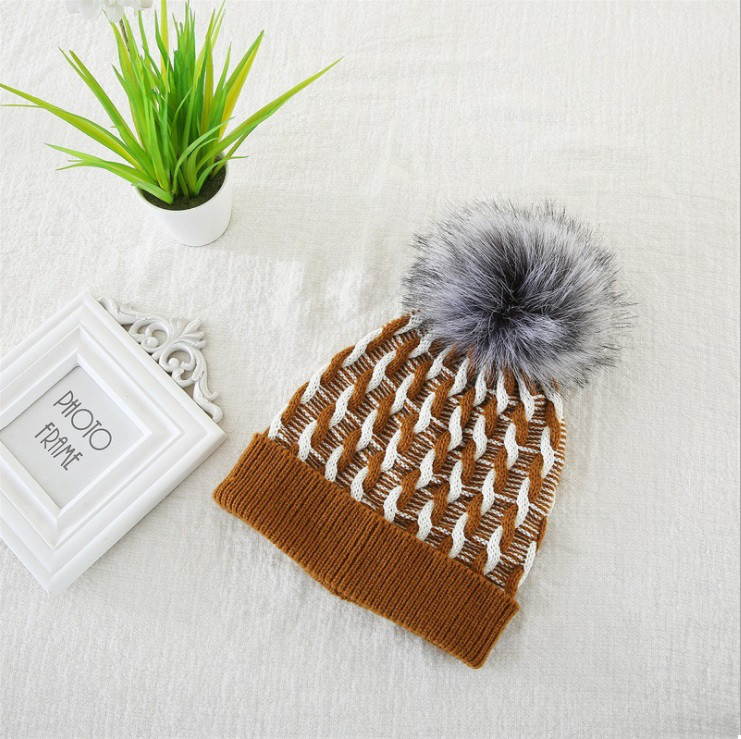 Шапка демісезонна з помпоном жіноча