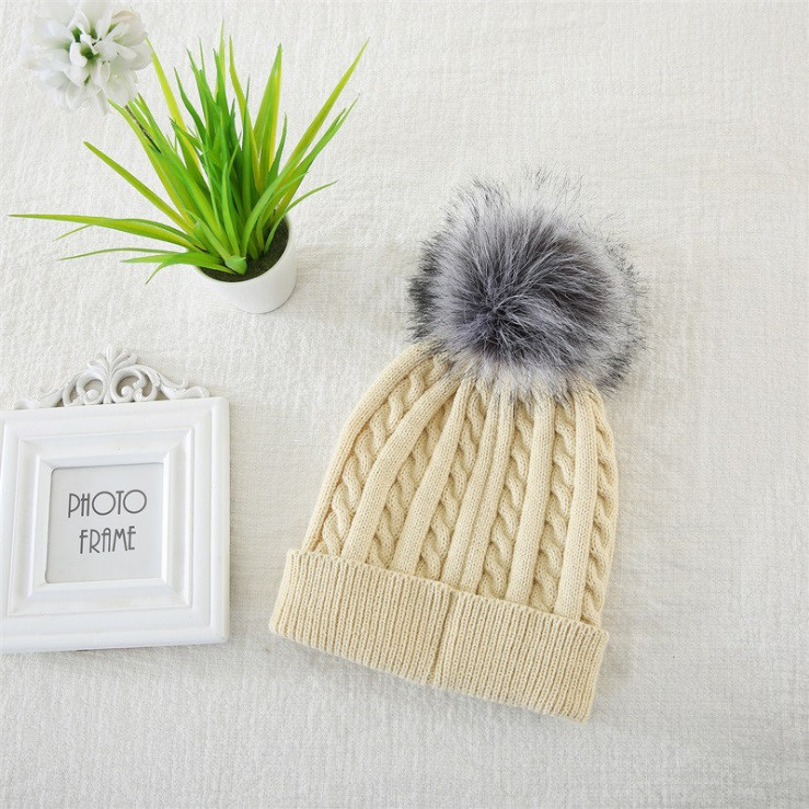 Шапка з бубоном для дівчинки весняне