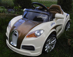 Дитячий кабріолет білого кольору