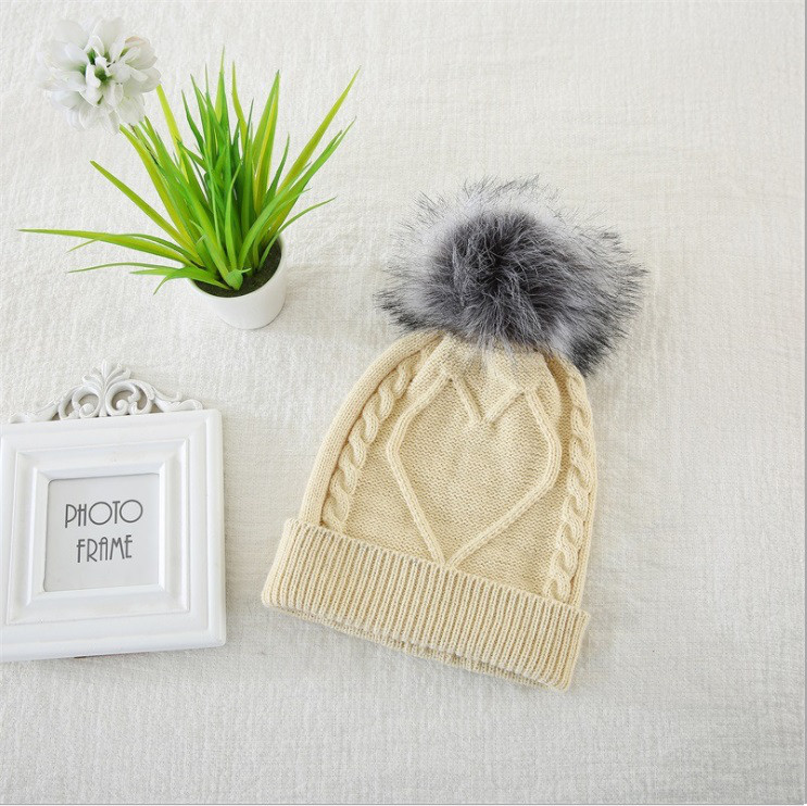 Шапочка жіноча з помпоном