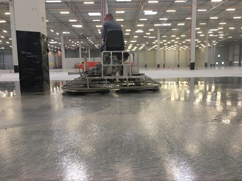 Шліфування поліруванням вертольотом бетонної підлоги