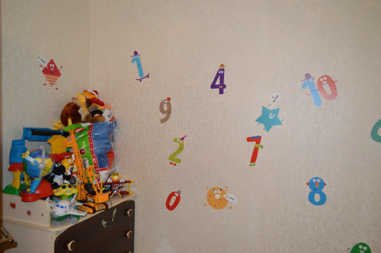 Дитячі наклейки на стіни "Цифри і фігури" - фото 3 - id-p628985718