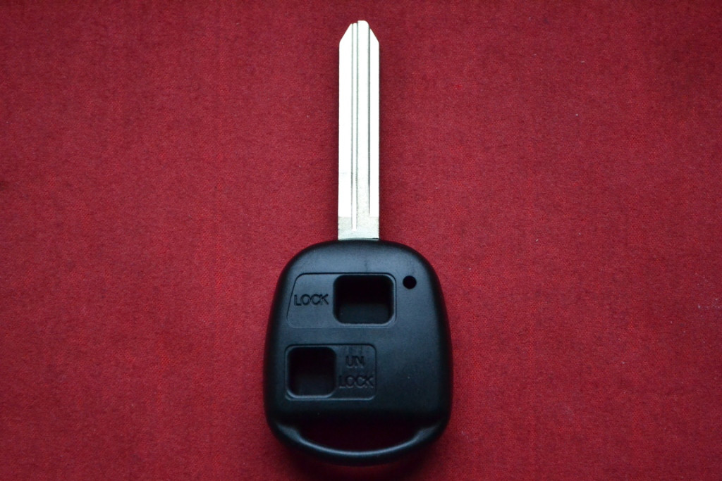 Корпус ключа Toyota Prado 120, Corolla 2 кнопки лезо Toy43