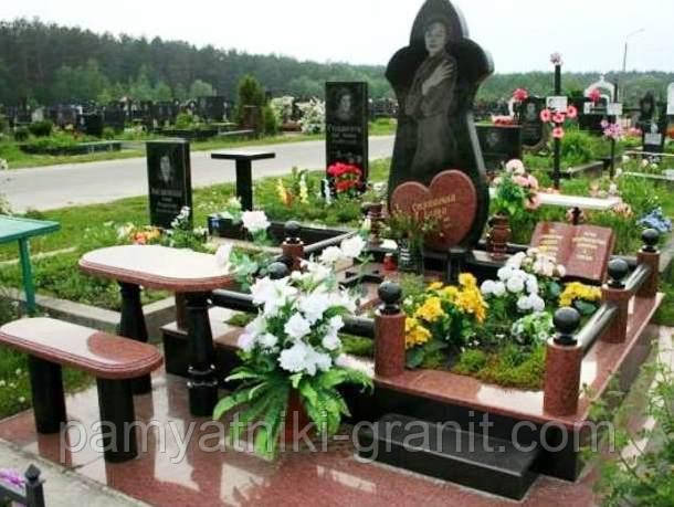 Пам'ятник із граніту (Отвора 856)