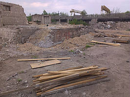 Начало работы. Общий вид одной из сторон. Заметно, что цокольная часть сложена из чего попало - какие-то блоки, шлакоблок, кирпичи... Но пока что держится.