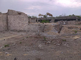 Вид с другой стороны. Внутренняя часть наибольшего из строений имела какие-то полы, сделанные местами из плит, местами из мусора, местами из кривого бетона. Высота цокольной части (которая потом стала общей для всех трёх помещений) 1000-1200 мм.