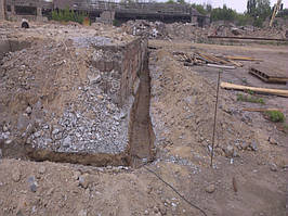 Начало демонтажно-земляных работ. Пробиваться пришлось сквозь слоя бетона, отвального шлака и глины с мусором. Траншея по факту имела разную глубину, ввиду перепада высот по ленте. Ориентировочная ширина в грунте - 400 мм.