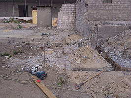 Незаменимый помощник при проведении подобных подготовительных работ - отбойным молоток (бетонолом) Бош 16-30. И красная рулетка.