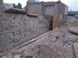 Начальный этап устройства объёмного армирующего каркаса. В этой части фундамента горизонтально уложена композитная арматура (чтобы даром не лежала на складе).