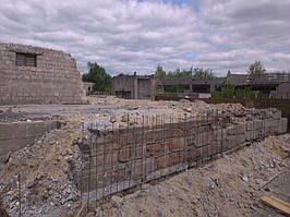 Ширина надземной части будущего фундамента плавающая, ввиду кривизны боковой поверхности, примерно 250-300 мм.