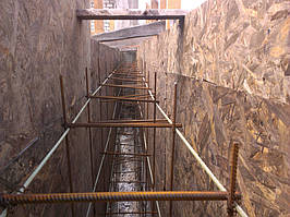 Из-за применения различных типов арматур, которые также имели разную длину, диаметр и кривизну, сильную ровность и симметричность каркаса достигнуть не удалось, что, впрочем, совершенно никого не опечалило. Напоминаю - эконом-вариант.