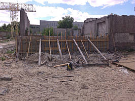 На распорки использовалось всё, что нашлось, включая небольшие брёвнышки.