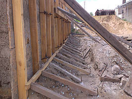 Но всё равно опалубку собирали и распирали на совесть, ибо хотелось получить более-менее ровную боковую поверхность. И по вертикали, и по горизонтали.