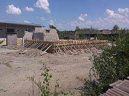 Общий вид установленной опалубки для заливки второй части фундамента. Первая была залита с противоположной стороны.