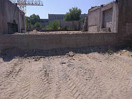 Фундамент в анфас (одна из частей). Из-за солнечной погоды плохо видно подробности, конечно.