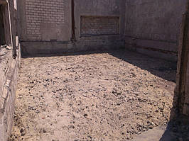 Теперь настало время с помощью техники заказчика насыпать вовнутрь строительный мусор. Благо на этой промышленной базе его с избытком.