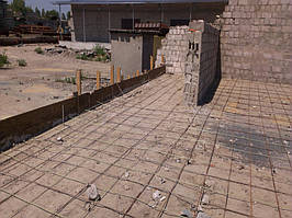 После тщательного послойного уплотнения арендованной виброногой, можно приступить к армированию будущего пола. Из остатков разного вида арматур, композитной и стальной (10 мм).