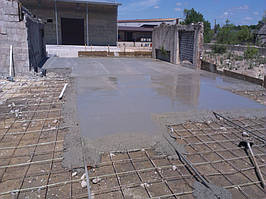 Заливка первой части, по маякам (они сразу же доставались, штробы заделывались этим же бетоном). Слой бетона 100-110 мм. 