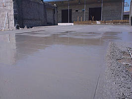 Первая часть (около 200 кв.м.) была залита за один день. К сожалению, из-за того, что бетон возил один четырёхкубовый миксер, это удовольствие растянулось почти на весь день. хотя по факту можно было бы залить и за 4 часа.